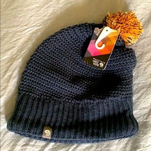 BNWT Mountain Hardwear Beanie with pompom